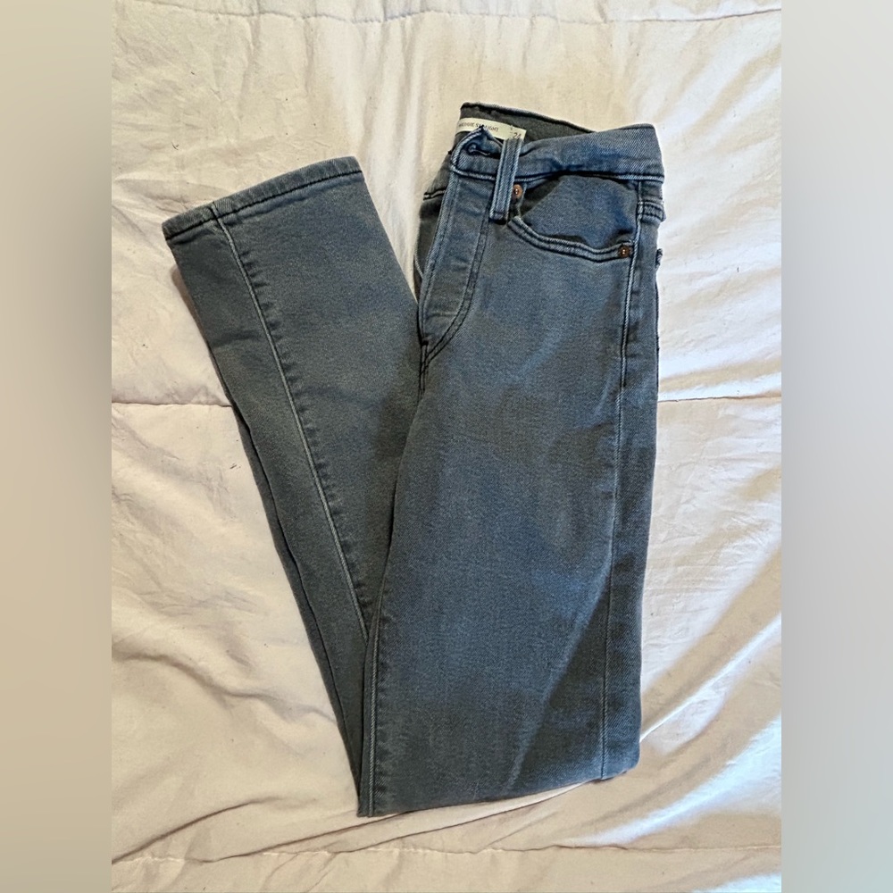 🌻Levi’s dark grey skinny jeans🌻